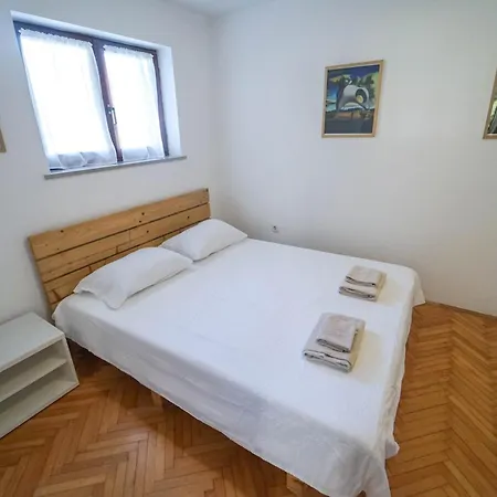 Cute & Cosy Emi Apartment